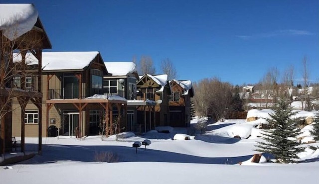 2 Kg Beds+ Walk to Ponds, Pool, Hot tub&River. Short Drive to RMNP & Winter Park