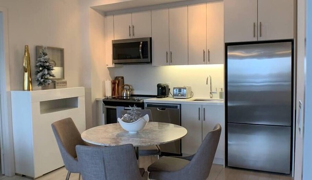 2 King BD, Spring Escape-Balcony Views-Walk to Lakefront Marina & Hiking Trails