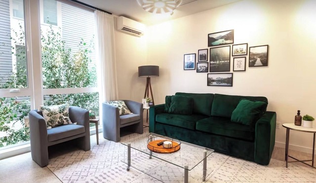 2 KING BDRM Modern & Spacious Townhouse Mins to DT Seattle & Airport