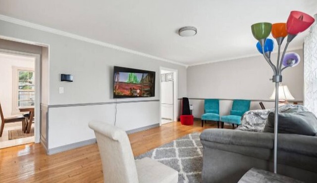 2 King Bdrms 1 Queen Bdrm! 20 minutes to O'Hare Airport. Parks and shopping!