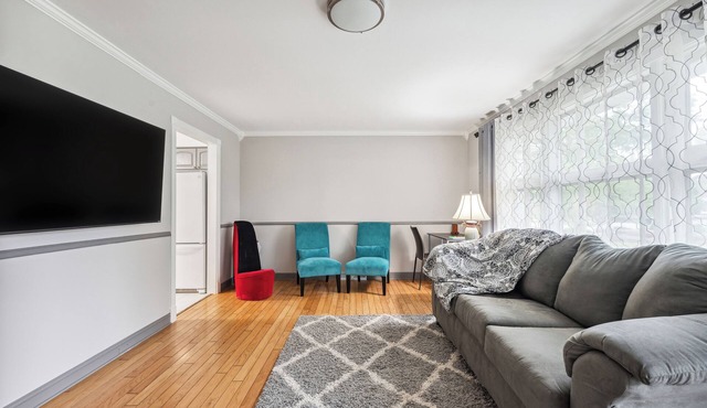 2 King Bdrms and 1 Queen Bdrm! 20 minutes to O'Hare Airport! Parks and Shopping!