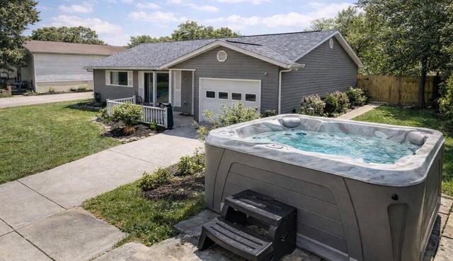 2 King Bedroom Ranch - Hot Tub -Pets and Kids Welcome - Fenced Yard - Smart TV