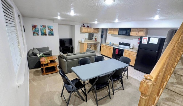 2 King Beds - 2 bedrooms - Basement Apt w/Kitchen