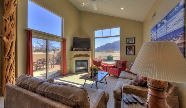 2 King Beds, Amazing Views, Pool-seasonal & Hot tub-year round