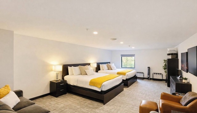 2 King Beds By Cedar Point Sports Force Sleeps 6!