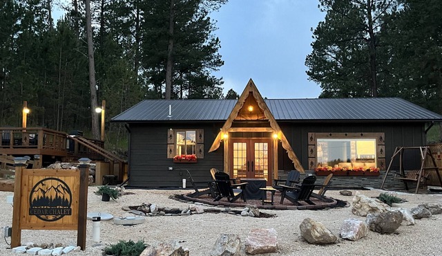 2 King beds, huge deck at a picturesque chalet