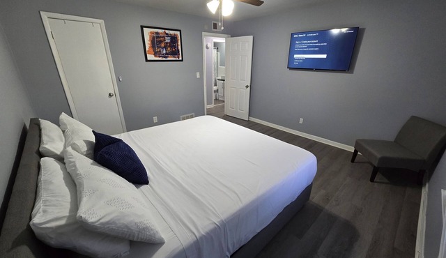 2 King Beds Near Airport - The Silver Hideaway