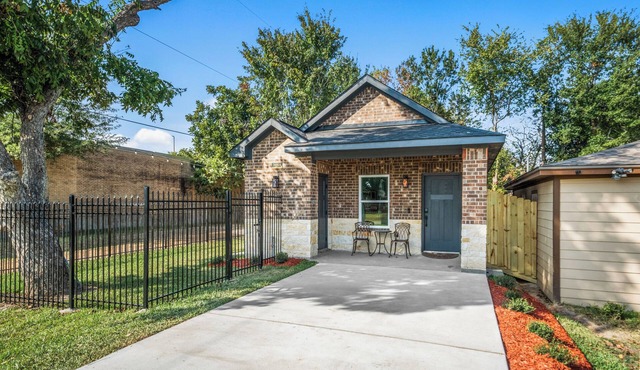 2 King Beds! New Detached Home w/Roll-In Shower
