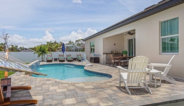 2 King Beds - Outdoor Kitchen - Waterfall Pool - New & Modern - Private Yard
