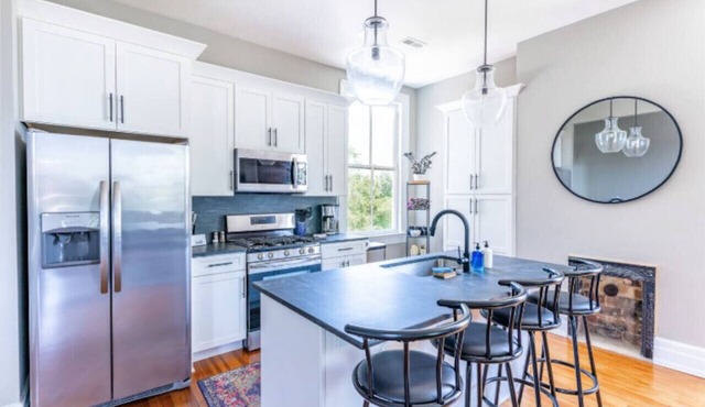 2 King Beds - Pool Table, Heart of Downtown LYH