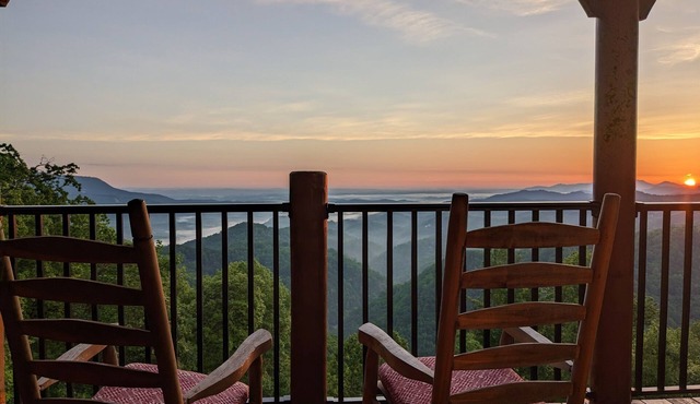 2 king beds, stunning mountain views, 4 spacious decks, private back deck, court