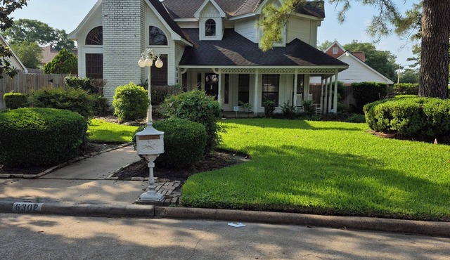 2 King Beds, Swimming Pool, 5TV's, Pool Table, BBQ Grill, Gym Access, Fire pit