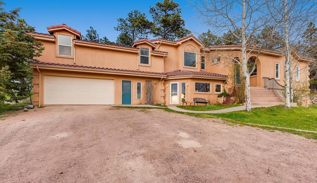 2 KING Masters, Pikes Peak Views. Sleeps 17, Close To AF Academy - 2 Living Rms