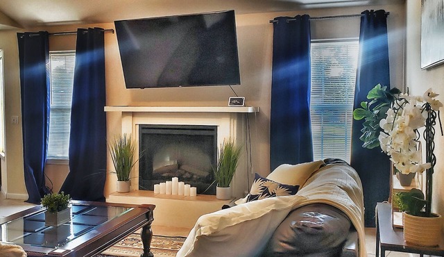 2 King Rooms+2 Queen Rooms~ Spacious Yard~ 15mins to FLW gate.