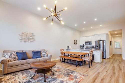 2 King, Sleeps 9, Fair & Expo Ctr, Churchill, Bourbon tours, Downtown, University of Louisville, Foodie, Shopping, Nightlife!