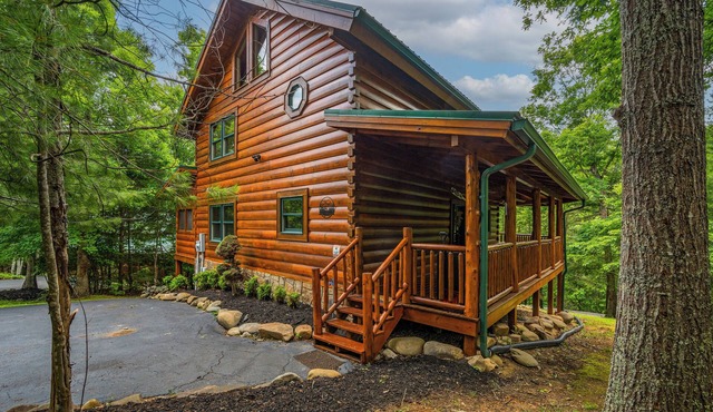 2 KING suites with 2 sofa beds, fireplace & hot tub BOOK NOW for SPRING!