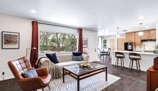2 Kings~1 Queen w/Big Backyard+Fire Pit/n10 min's to Med Center/Airport/6 Flags
