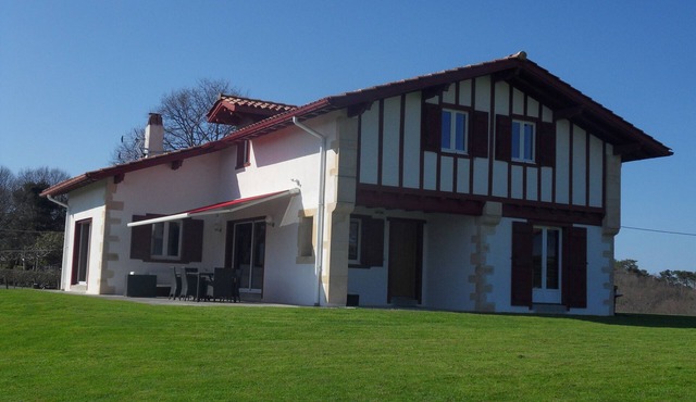 2 km from the beaches of Guéthary, villa 10 people, large garden, mountain view