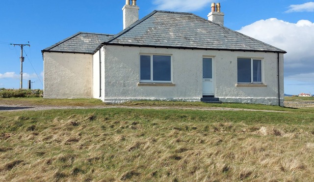 2 KNOCKQUIEN, pet friendly, country holiday cottage in Balivanich