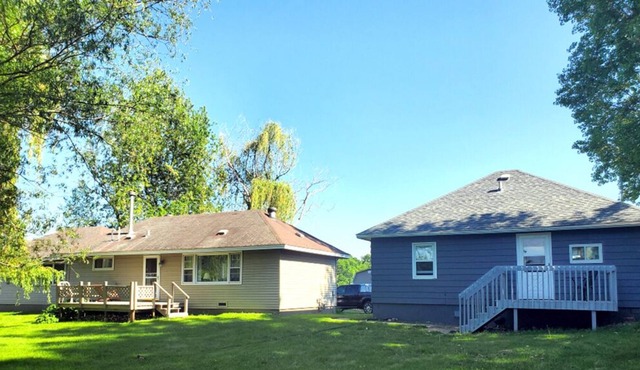 2 Lake Front Homes On the snowmobile trails w/ the best ice fishing in the area!