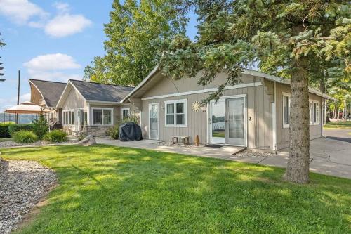 2 Lakefront Cottages with Docks, Bikes, BBQ
