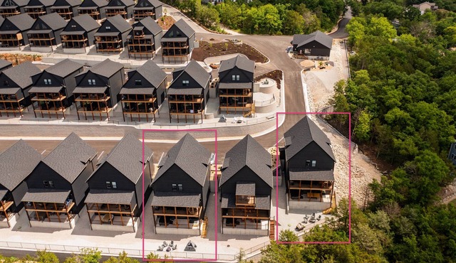 2 Lakefront homes (sleeping 45) golf simulator, outdoor sauna, & hot tubs