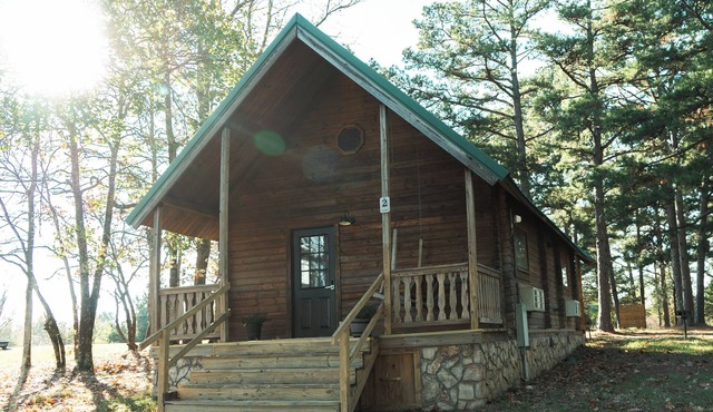 2 Lakeside : Charming 2-bedroom cabin with AC, WiFi in welcoming Solgohachia