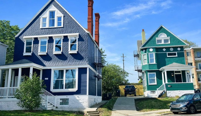 2 Large Renovated Houses with Driveway -Sleeps 42- 5 minutes to Downtown