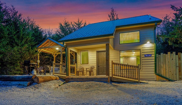 2 Level Cabin w/Hot Tub & Fireplace. 1.5 Bathrooms, 2 Queen Beds
