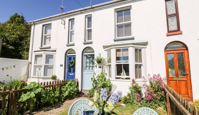 2 LINDEN TERRACE, pet friendly, character holiday cottage in Brading