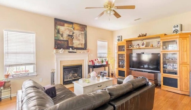 2 listings, room price separate.Queen bd/1-1-1/2 bth