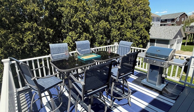 2 Living Rooms + 2 Patios Walk to Private Beaches Near Mystic & USCGA