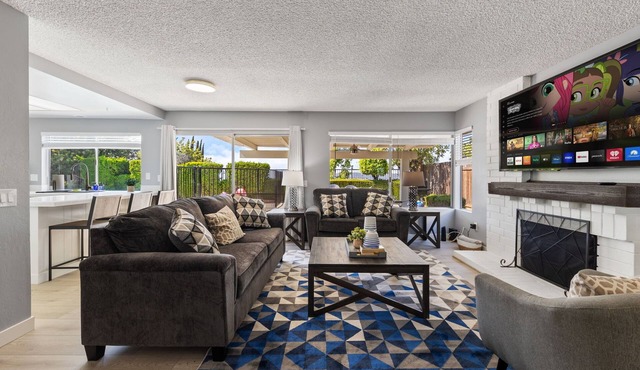 2 Living Rooms+Pool View 4bd-3ba Cal King 18mi Disneyland