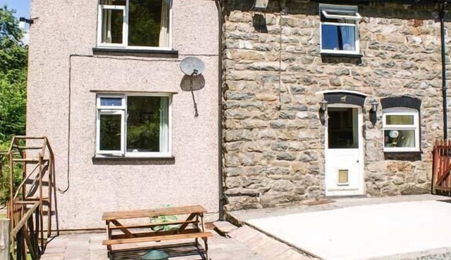 2 LLAWRCOED ISAF, pet friendly, with open fire in Llanbrynmair