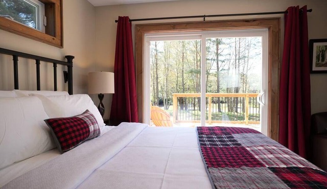 #2 Lodge Room (1 Queen Bed)