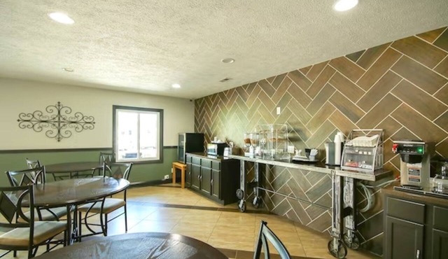 2 Lodgings of Family Room near Town Square & West Oak Forest | Free Parking