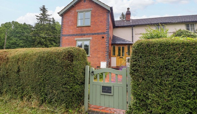 2 LOXTER VILLAS, pet friendly, character holiday cottage in Ledbury