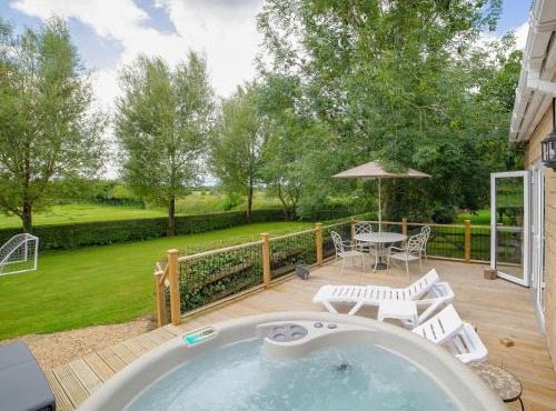 2 Luckington Stables-W8322