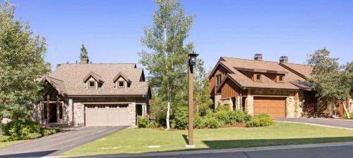 2 Luxury Adjacent Northstar Homes Walk to Lifts Private Hot Tubs