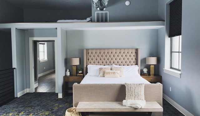 2 Luxury Suites - Full Kitchen, 1 Kitchenette, 2 King Bed, 1 Full, 1 Twin,2 Bath