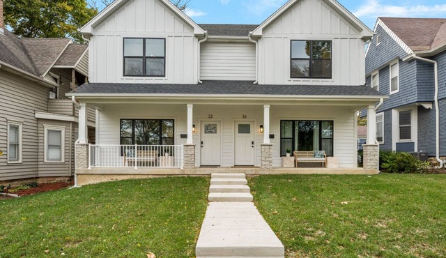 2 Luxury Townhomes side by side. Walk to Downtown Geneva. Sleep 14!