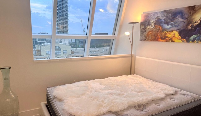 2-Lvl, 2-Bdrm, Furnished Penthouse Condo