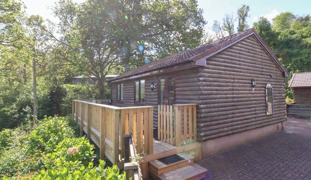 2 MANLEIGH PARK, pet friendly, with a garden in Combe Martin