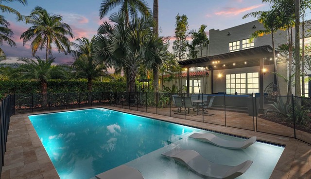 2 Mansions! | Free Pool Heat | Garden & BBQ | Sleeps 22-8 BR