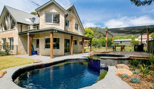 2 Marma Retreat | Heated Pool & Spa in the heart of Red Hill
