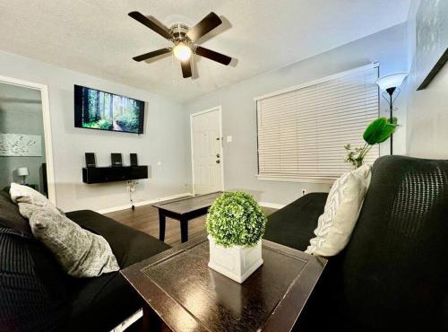 2 Master br apt 1st floor ,20 min to beach