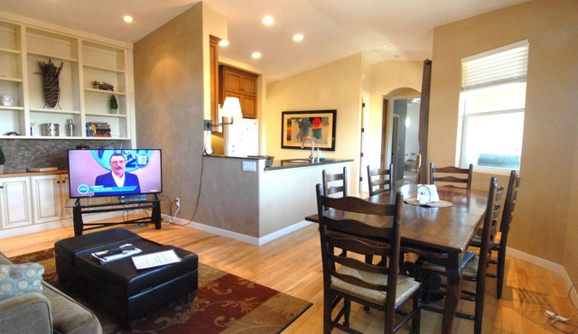 2-Master Suites , 4-bikes, walk to beach/restaurants, A/C