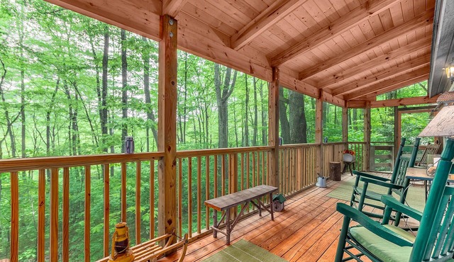 2 Master Suites - Hot Tub - Porch - Fire Pit - Wi-Fi - Clean - Cozy - 5 Stars!