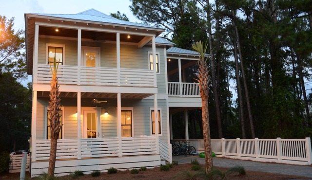 2 Master Suites, 4 Bedroom, Five ★ Home, Gourmet Kitchen - short walk to beach
