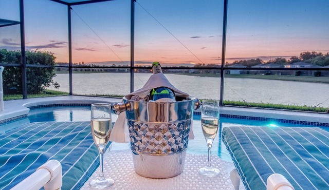 2 Masters, Hot Tub, Games Room, Stunning Lake Views, Disney Only 4 Miles!